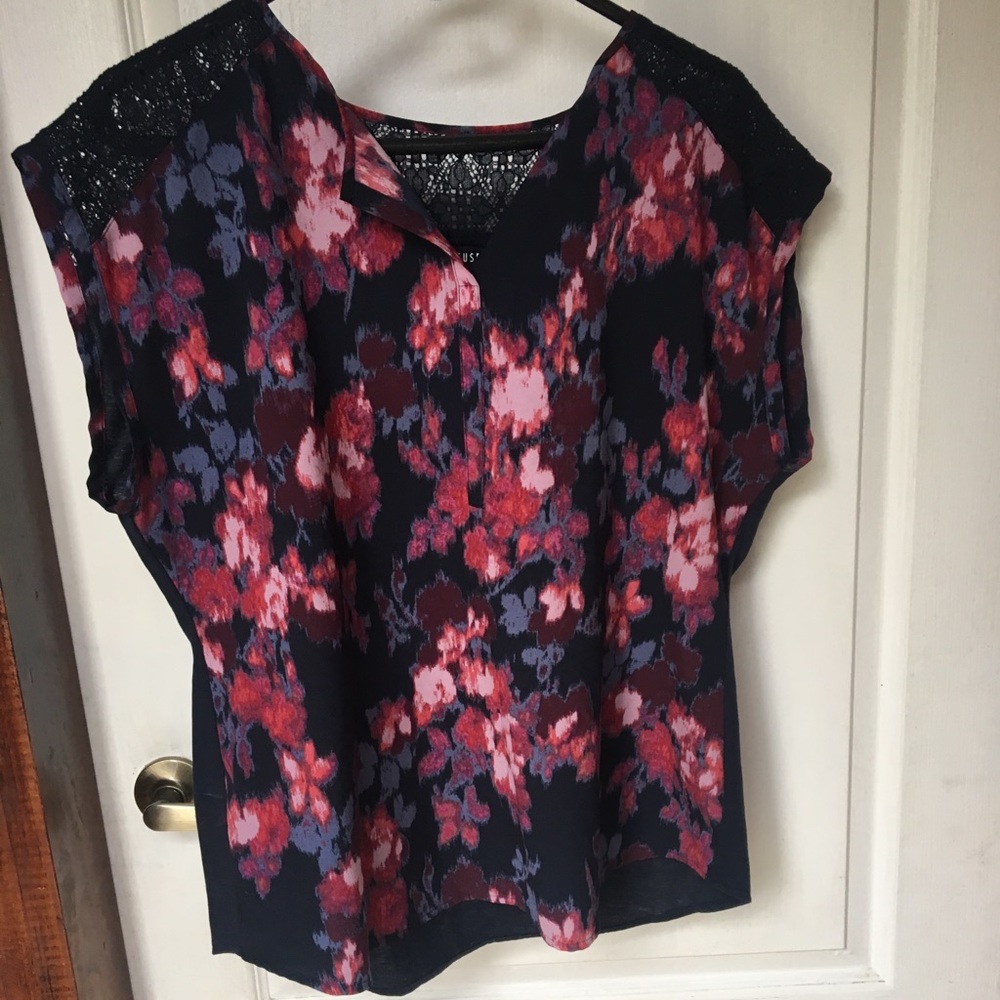 VanHeusen polyester top with lace shoulders